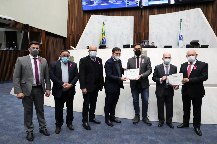 O cônsul e o cônsul adjunto da Argentina, em Curitiba, Eduardo Alfredo Leone e Sebastián Gonzalo Bertuzzi foram homenageados pela Assembleia Legislativa do Paraná.