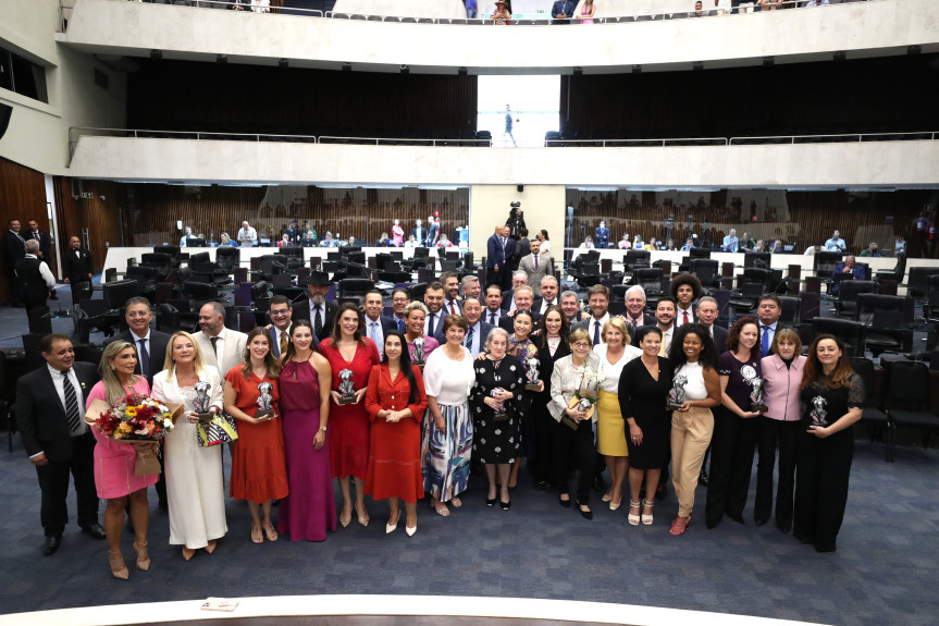 A premiação leva o nome da primeira deputada estadual do Paraná e foi instituída por resolução em 2023, quando a Assembleia alcançou o seu recorde de parlamentares, com dez representantes femininas.
