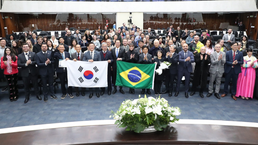 Sessão Solene ocorreu no Plenário da Casa na noite desta segunda-feira (23).
