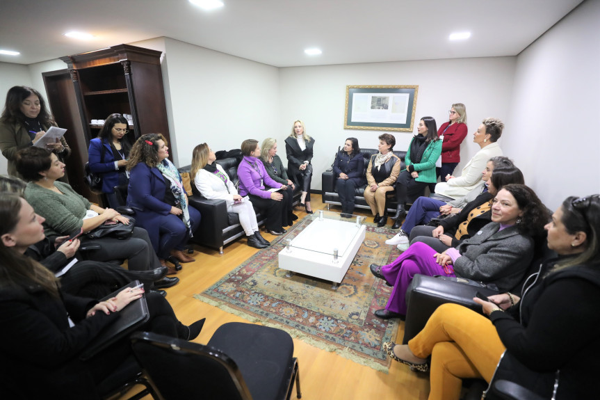 Reunião ocorreu na Sala Arnaldo Busato no início da tarde desta segunda-feira (14).