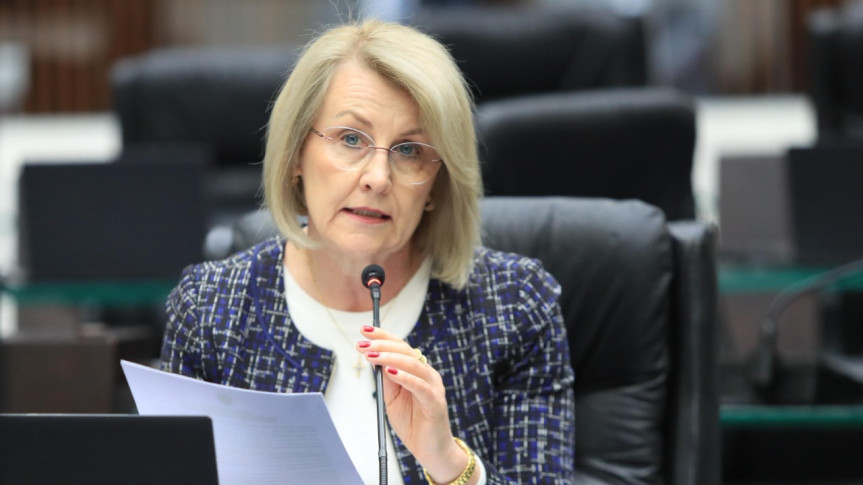 Secretária Márcia (PSD) durante sessão que aprovou neste domingo medidas emergenciais para Rio Bonito do Sul.