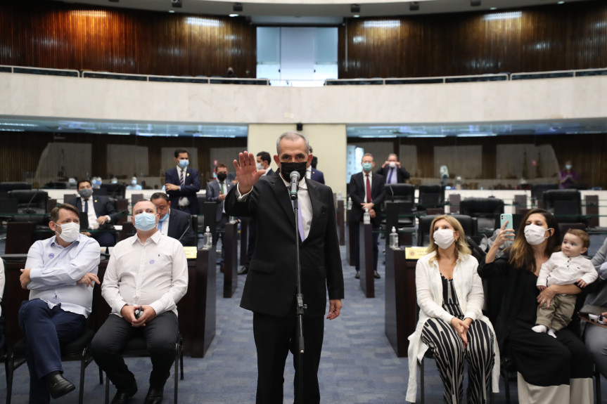 Deputado Nereu Moura presta juramento.