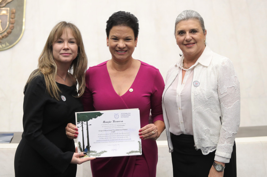 “Com muita honra e orgulho, entrego esta justa homenagem neste ano em que a instituição completa 23 anos de instalação no município de Pinhais e recém-credenciada pelo Ministério da Educação, para o curso de Medicina, o primeiro da nossa região metropolitana”, destacou a deputada.