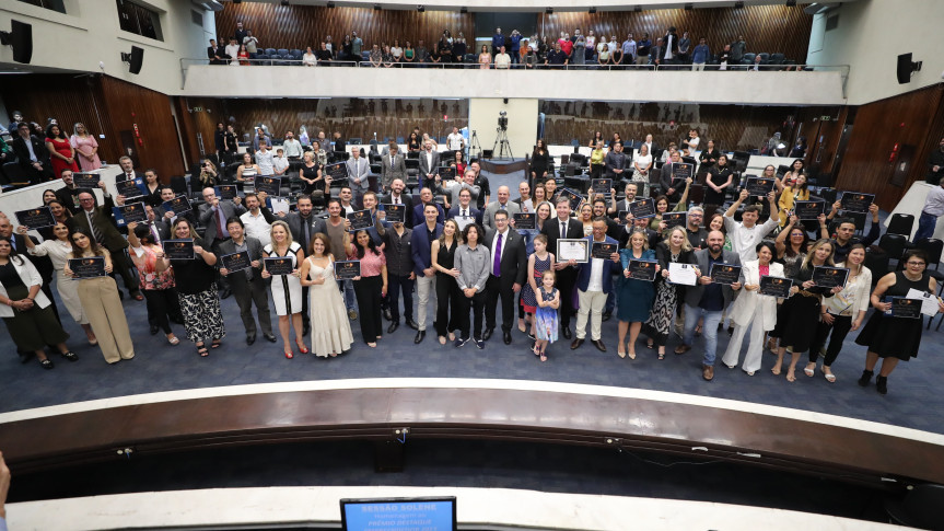 Entrega do Prêmio Destaque Empreendedor 2023 prestigiou 43 representantes dos mais diversos setores no Plenário da Assembleia.