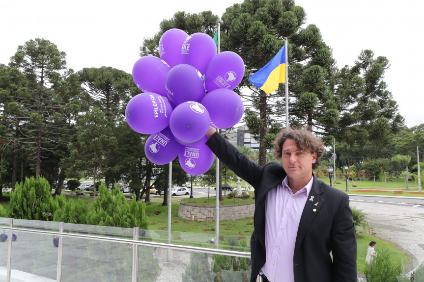 Soltura de balões e iluminação especial da Assembleia Legislativa reforçam ações de conscientização sobre a epilepsia