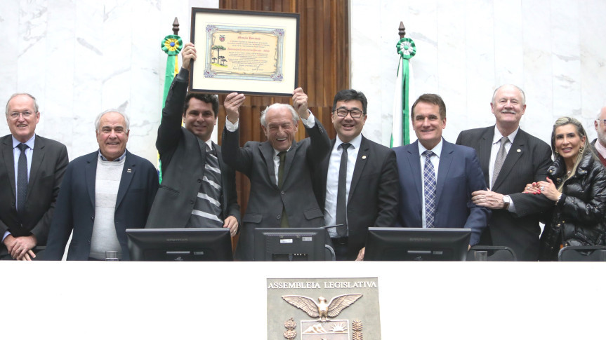 Solenidade ocorreu na noite desta segunda-feira (21), no Plenário da Assembleia Legislativa do Paraná.