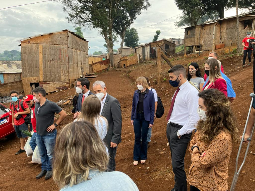 A deputada Luciana Rafagnin (PT) acompanhou uma visita de representantes do Centro Judiciário de Solução de Conflitos e Cidadania voltado para questões fundiárias em duas áreas de ocupação rural e urbana no município de Palmas.