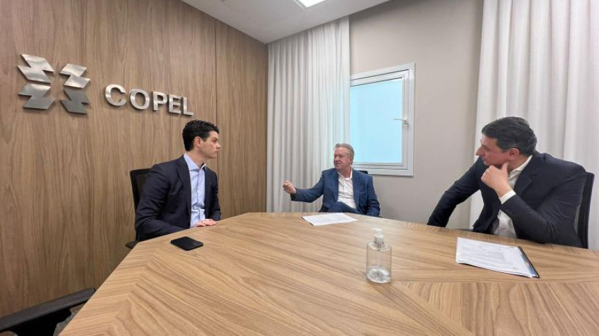 David Campos, deputado Luis Corti e Daniel Slaviero na entrega do relatório.