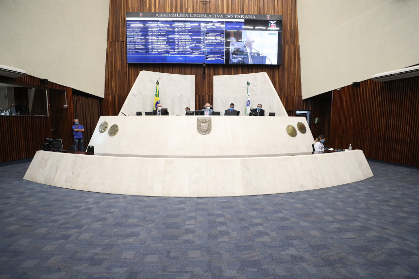 Sessão plenária remota da Assembleia Legislativa do Paraná desta segunda-feira (5) aprovou projeto que reduz a alíquota de ICMS sobre o vinho e suco de uva produzidos no estado.