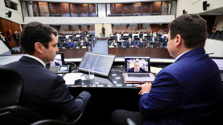 Os 54 deputados estaduais participaram, de forma presencial ou remota, das sessões extraordinárias deste domingo (9).