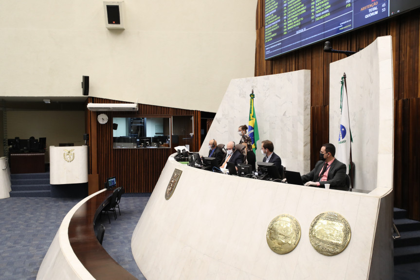 Sessão plenária desta segunda-feira (27) aprovou projeto que implanta medidas contra a dengue e outras zoonoses em estabelecimentos e residências com depósito de bens a céu aberto.