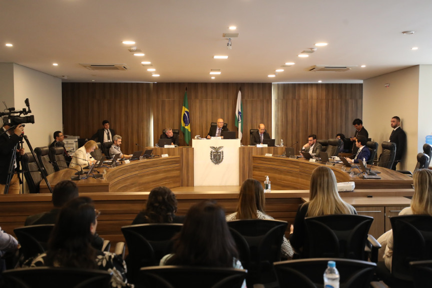 Reunião ocorreu no final da manhã desta terça-feira (5), no Auditório Legislativo.