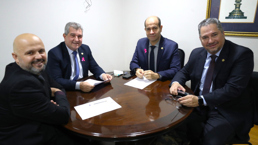 Reunião ocorreu após as sessões plenárias desta terça-feira (7).