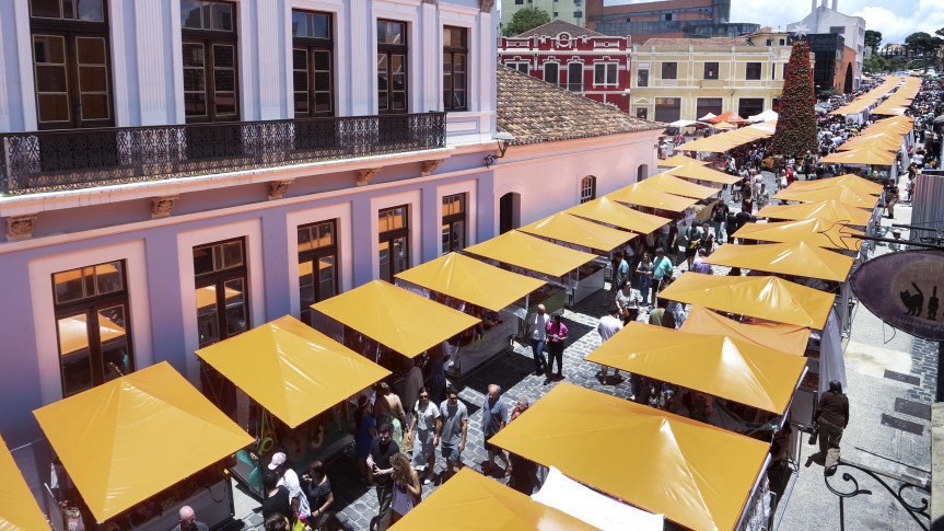 A Feira do Largo da Ordem é um dos maiores símbolos culturais de Curitiba, reunindo quase mil barracas de arte, artesanato, gastronomia e antiguidades.