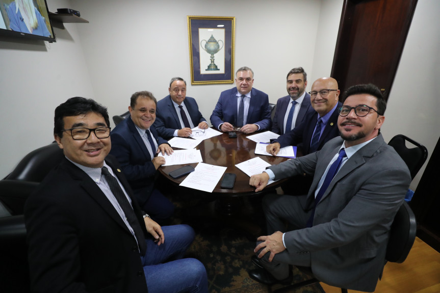 Comissão reuniu-se na segunda-feira (25), na Sala Arnaldo Busato.