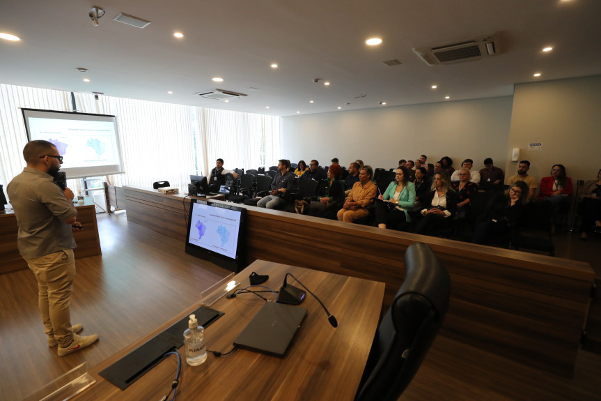 A aula foi organizada pela Escola do Legislativo da Assembleia Legislativa do Paraná.