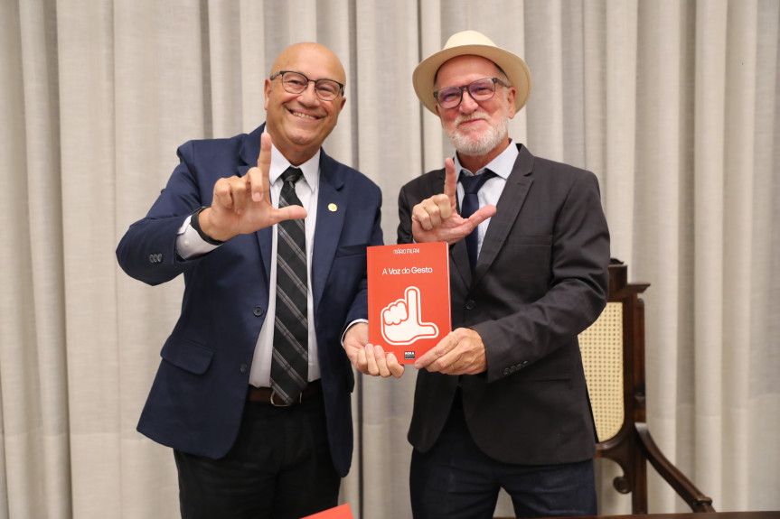 O proponente do evento, deputado Luiz Claudio Romanelli (PSD), ao lado do autor do livro, Mário Milani.