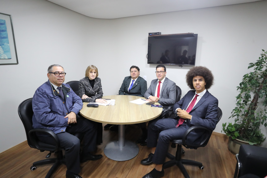 A reunião aconteceu na sala Caíto Quintana, nesta segunda-feira (5).