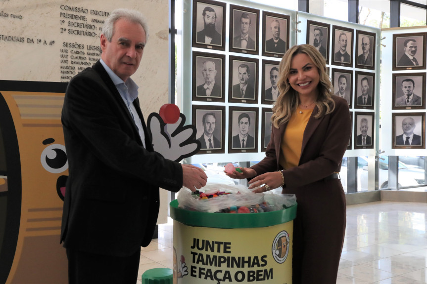 A presidente do Conselho de Ações Solidárias e Voluntariado da Assembleia Legislativa do Paraná, Rose Traiano, ao lado do presidente da ASPP, João Carlos Milani Santos.