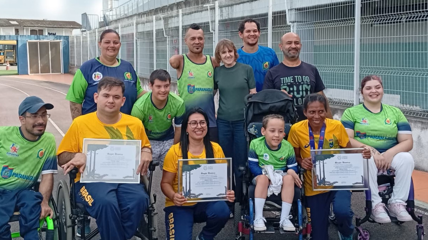 A deputada estadual Luciana Rafagnin (PT) ao lado dos homenageado.