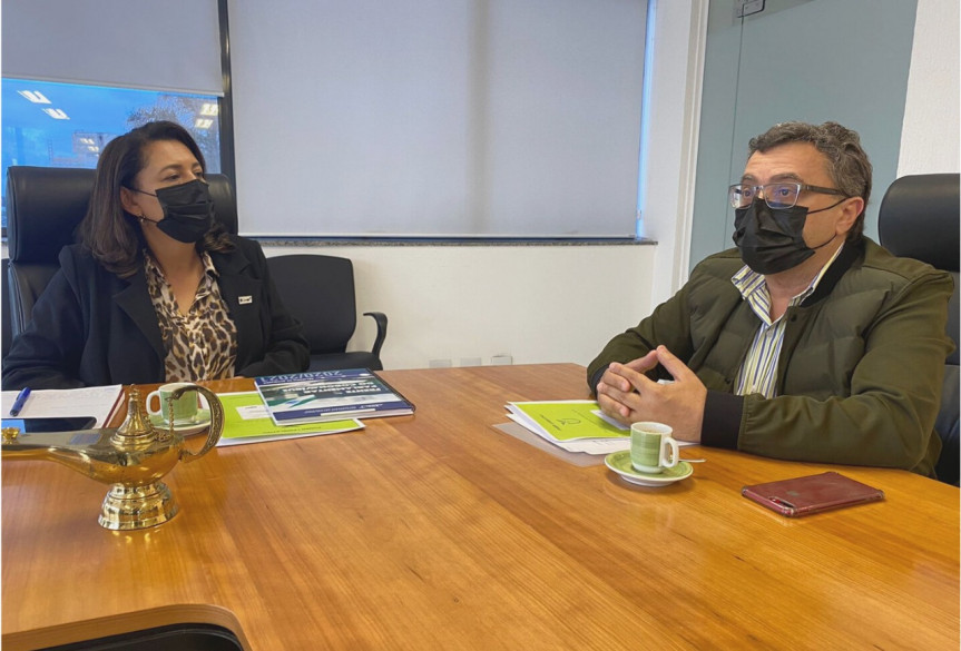 O deputado Michele Caputo (PSDB) e a presidente do Conselho Regional de Enfermagem do Paraná, Rita Franz.