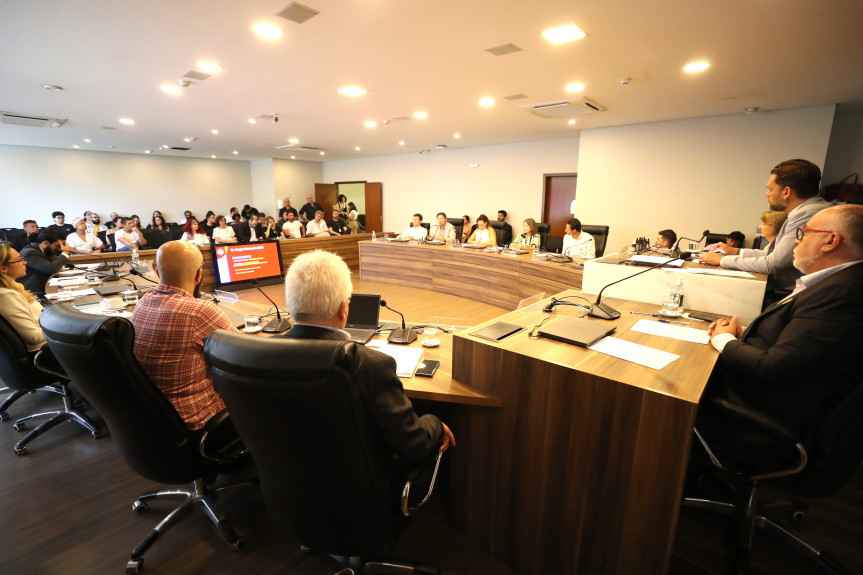 Reunião aconteceu no Auditório Legislativo, na manhã desta segunda-feira (13).