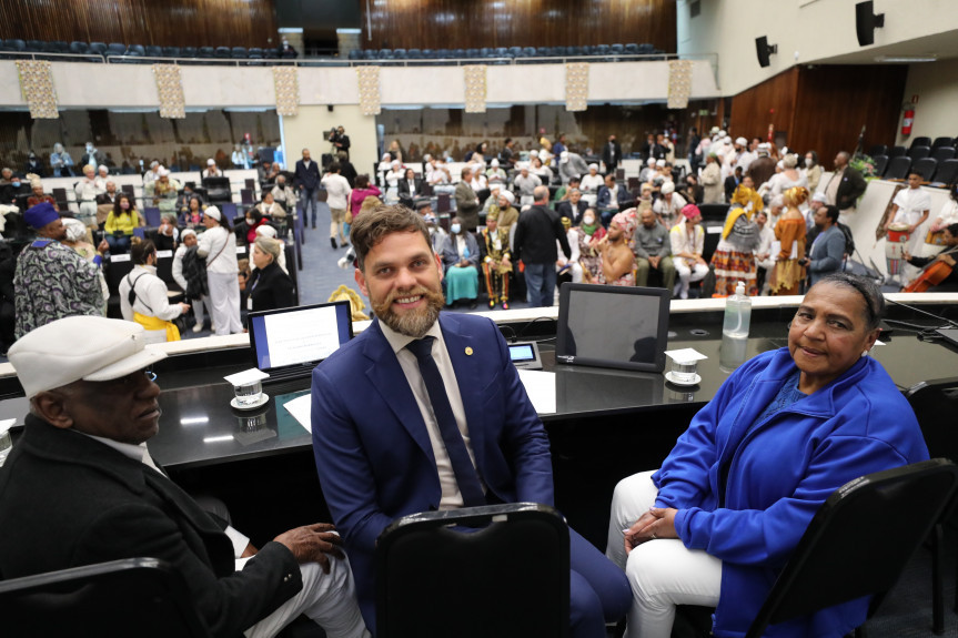 Os pais de santo, Feliciano Rodrigues e Tereza Rosa de Oliveira Rodrigues recebem o título de Cidadania Benemérita do Paraná.