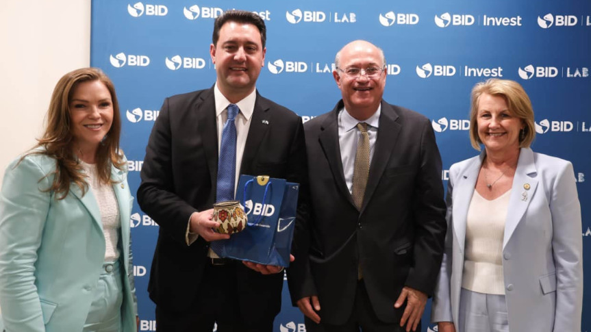 Reunião no Bando Interamericano de Desenvolvimento (BID).