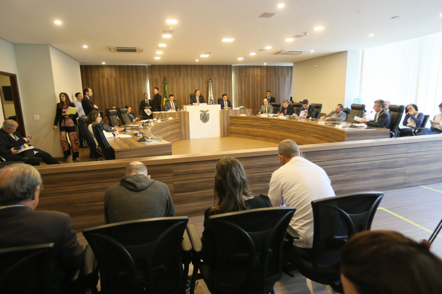 Reunião da Comissão de Constituição e Justiça da Alep desta terça-feira (12) aprovou parecer ao projeto do Executivo que pede autorização para contratar empréstimo financeiro.