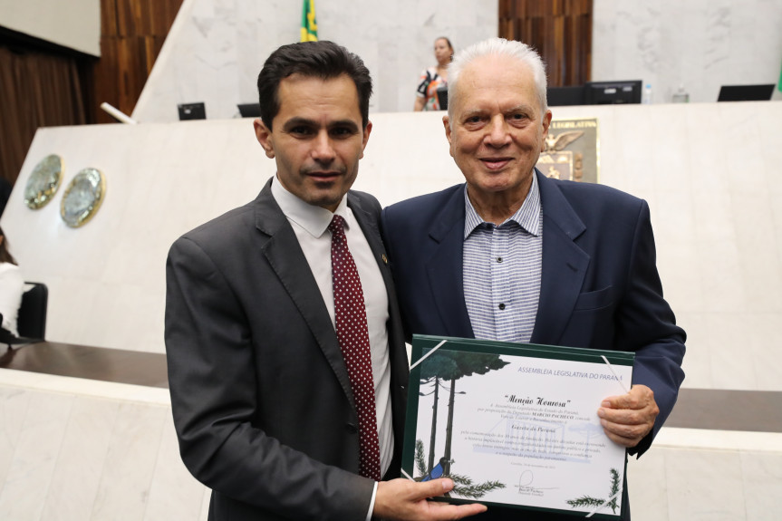 Diretor do jornal, Marcos Formighieri, esteve no parlamento para receber moção proposta pelo deputado Marcio Pacheco.