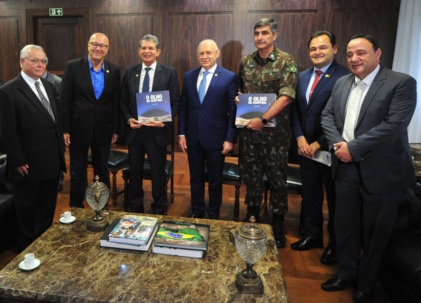 Diretor-geral brasileiro da Itaipu Binacional, General Joaquim Silva e Luna, é recebido pelo presidente Traiano e o primeiro secretário Romanelli