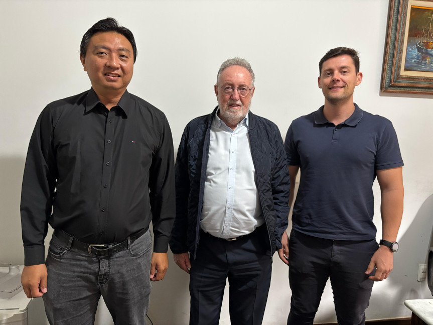 Gerente regional do CREA em Londrina, engenheiro eletricista Edgar Tsuzuki, deputado Tercilio Turini e presidente Associação Norte Paranaense de Engenheiros Ambientais, engenheiro ambiental Marcos Rodrigues: avanços em benefício da população e do Paraná.