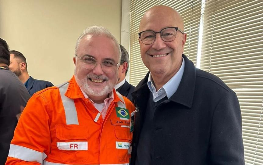 O deputado Luiz Claudio Romanelli (PSD) ao lado do presidente da Petrobras, Jean Paul Prates.