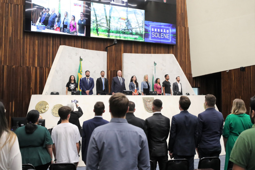 A solenidade lotou o Plenário da Casa na noite desta quarta-feira (23).