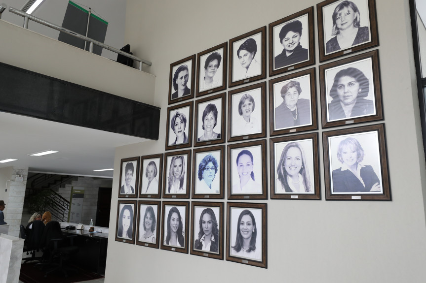 Galeria das deputadas está situada no hall de entrada do Prédio Administrativo da Casa.