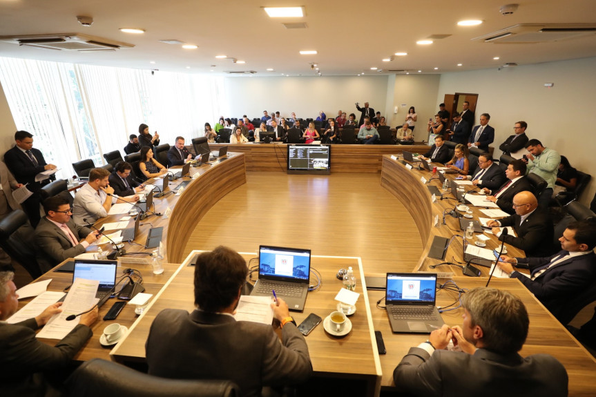 Três emendas de plenário ao projeto de lei 96/2023, de autoria do Poder Executivo, serão discutidas e votadas no encontro.