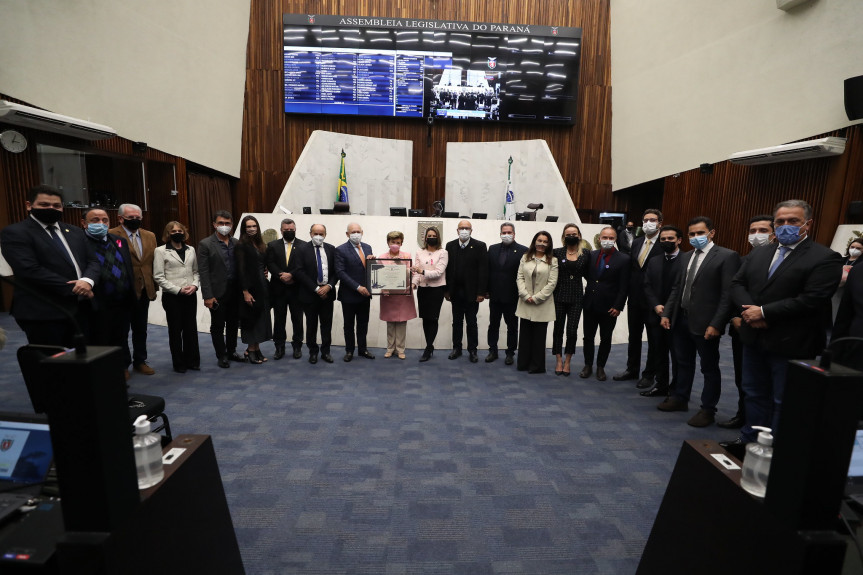 Vani Fadel recebe o título de Cidadã Benemérita do Paraná.