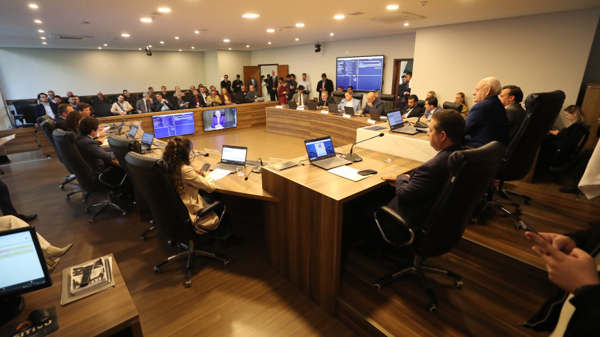 Reunião extraordinária ocorreu no final da tarde desta segunda-feira (4), no Auditório Legislativo.