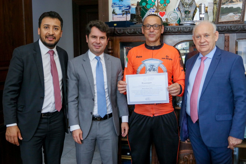 Os deputado Soldado Adriano José (PP), Alexandre Curi (PSD) e Ademar Traiano (PSD), ao lado do homenageado, Marcelo Borges Vieira.