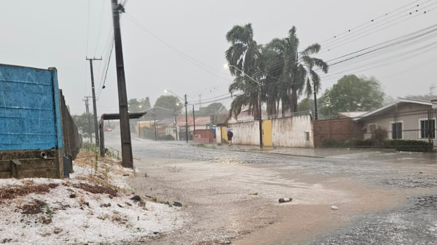 Tempestade de granizo causou destruição em diversas regiões de Ponta Grossa.