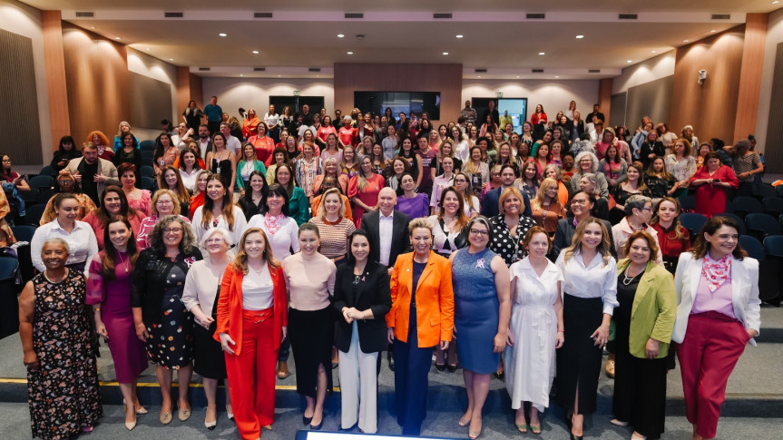 O evento teve a participação de representantes do governo e da sociedade civil, e contou com a presença da primeira-dama do Estado, Luciana Saito Massa, da secretária da Mulher, Igualdade Racial e Pessoa Idosa (Semipi), Leandre Dal Ponte e das deputadas cantora Mara Lima, presidente da Comissão da Mulher da Assembleia Legislativa do Paraná, Cloara Pinheiro, procuradora da Mulher na Assembleia e Márcia Huçulak.