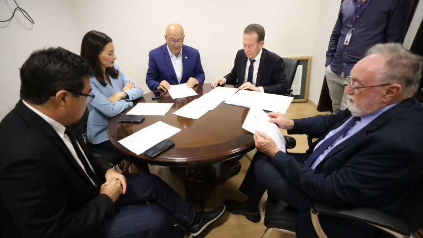 Reunião ocorreu no início da tarde desta segunda-feira (13).