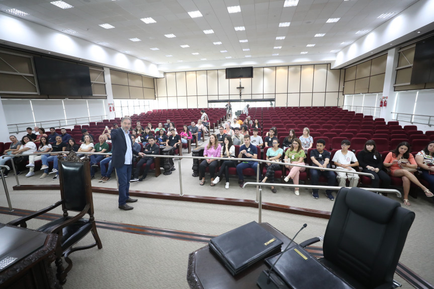 O Pleno do TJ-PR também foi visitado pelos estudantes e professores do Geração Atitude.