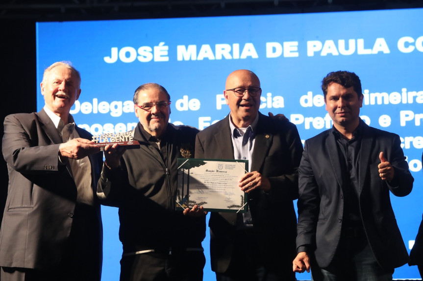 Na sessão em Paranaguá, Romanelli homenageou o advogado e ex-delegado da Polícia Civil José Maria de Paula Correia, que já foi presidente da Adepol (Associação dos Delegados do Paraná), vereador em Curitiba, prefeito de Matinhos, diretor da Celepar e da ParanáPrevidência, além de secretário estadual de Assuntos Estratégicos.