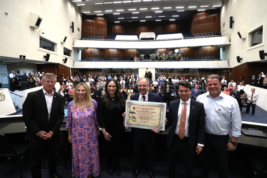 Solenidade ocorreu na noite desta segunda-feira (4), no Plenário da Assembleia Legislativa do Paraná.