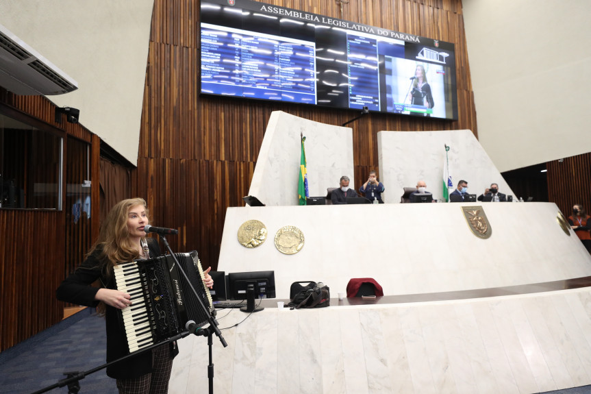 A cantora e sanfoneira Bia Socek recebe homenagem da Assembleia Legislativa do Paraná, proposta pelo deputado Plauto Miró.