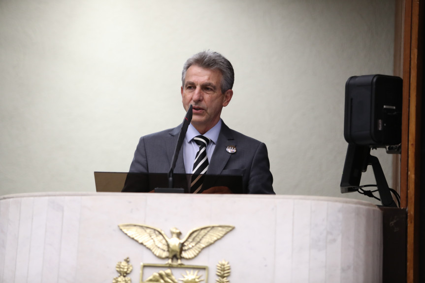 Banda de Música do Colégio Estadual do Paraná é homenageada na Assembleia.