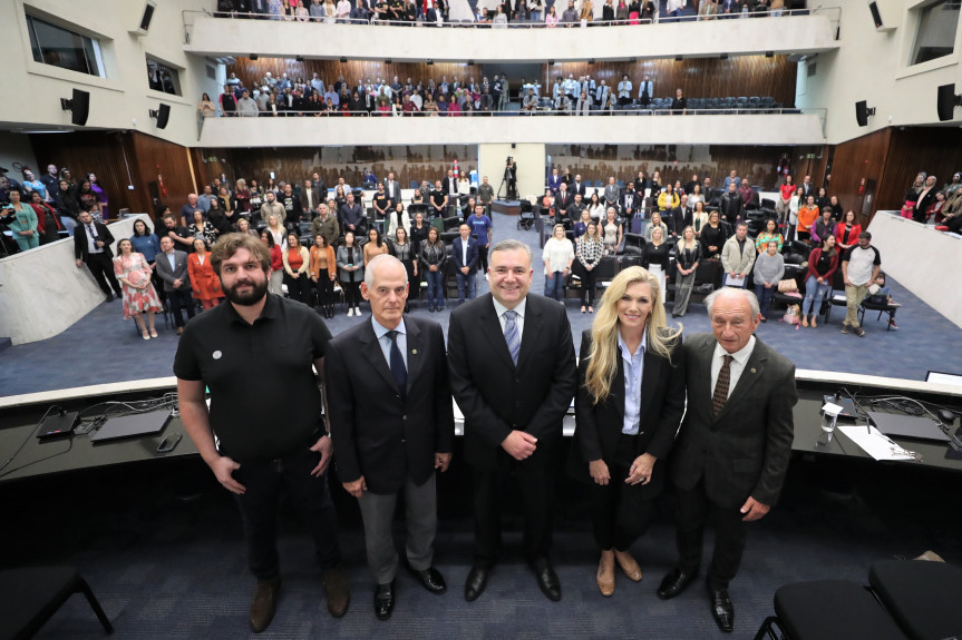 Solenidade aconteceu na noite desta quarta-feira (12), no Plenário da Assembleia Legislativa do Paraná.