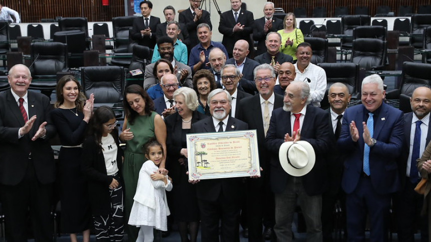 Homenageado construiu trajetória marcada pela atuação na educação e na gestão pública paranaenses
