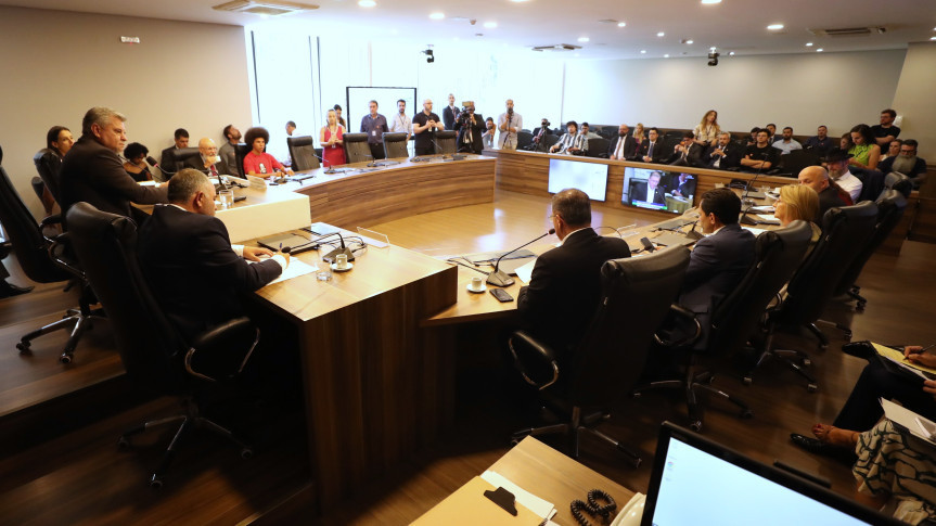 Reunião ocorreu no início da tarde desta segunda-feira (16), no Auditório Legislativo.
